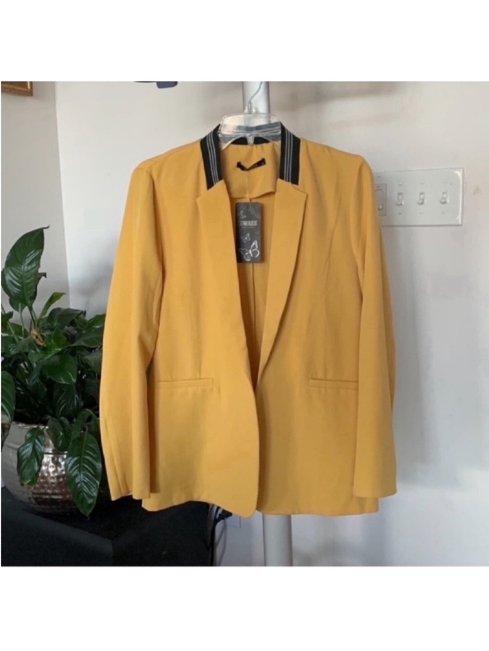 NWT Yellow blazer jacket Sz M black white elastic collar open front long line